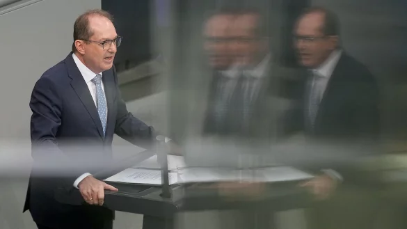 Zum Schutz gegen illegale Drohnenüberflüge plant Innenminister Alexander Dobrindt (CSU) eine Gesetzesreform. (Archivbild) - © Michael Kappeler/dpa