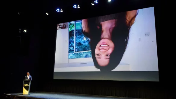 Regisseurin Chlo&eacute; Zhao spricht in einer auf den Kopf gestellten, aufgezeichneten Botschaft. - &copy; Sammy Kogan/The Canadian Press/AP/dpa