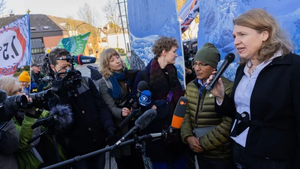 Vor dem Gerichtsgebäude geben der Kläger und seine Anwältin ein Presse-Statement. - © Rolf Vennenbernd/dpa