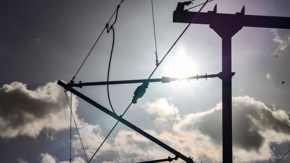 Nur rund 62 Prozent der Schienenwege in Deutschland sind mit Oberleitungen ausgestattet. - © Frank Molter/dpa