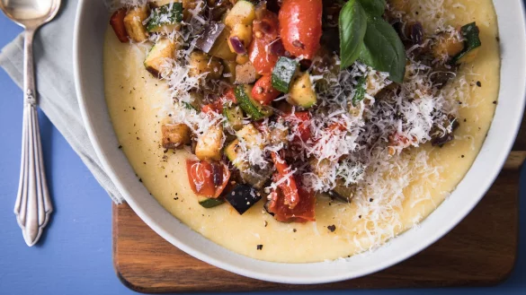 Der gelbe Maisgrieß Polenta nimmt Soße gut auf und passt so hervorragend in eine Ratatouille. - © Christin Klose/dpa-tmn