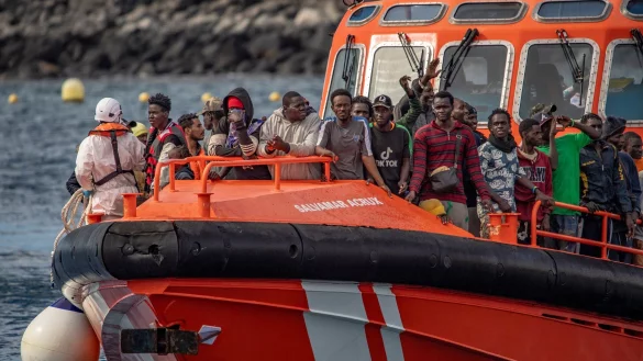 Auf dem Weg in die erhoffte bessere Zukunft verlieren immer wieder Migranten ihr Leben im Meer. (Archivbild) - © Antonio Sempere/EUROPA PRESS/dpa