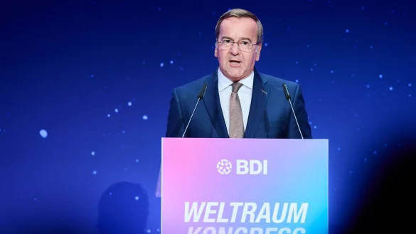 Verteidigungsminister Boris Pistorius (SPD) nannte in Berlin eine belastbare Struktur aus Satellitenkonstellationen, Bodenstationen, gesicherten Startf&auml;higkeiten ins All und den n&ouml;tigen Services als Ziel des Programms. - &copy; Annette Riedl/dpa