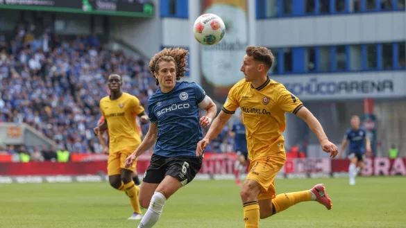 Bielefelds Mael Corboz im Zweikampf mit Konrad Faber. - &copy; Friso Gentsch/dpa