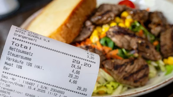 Zeigt sich die geplante Mehrwertsteuersenkung auch auf der Restaurant-Rechnung? (Archivbild) - © Sina Schuldt/dpa