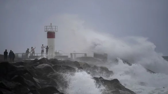 Viele Strände sind bereits überschwemmt, während sich im Ozean meterhohe Wellen auftürmen. - © Jono Searle/AAP/dpa