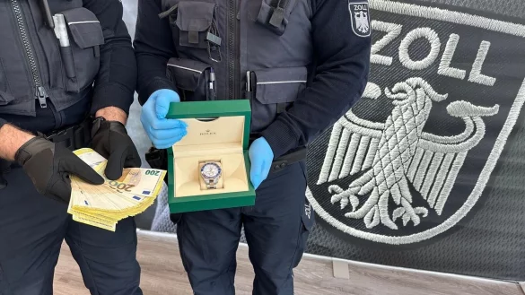 Zoll-Ermittler haben bei einer Razzia wegen Schwarzarbeit viel Bargeld und teure Luxusuhren sichergestellt. - © Hauptzollamt Köln/dpa