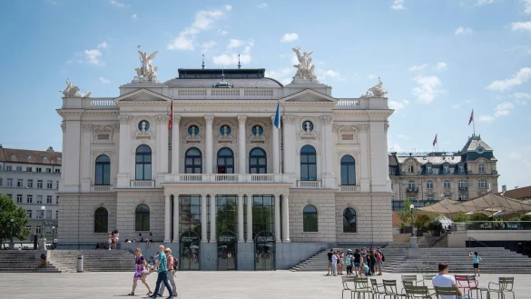 Das Opernhaus Zürich liegt in einer Kritikerumfrage vorn. (Archivbild) - © Melanie Duchene/Keystone/dpa