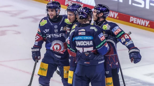 Nationalspieler Leonhard Pföderl (2. v.l.) gelang beim Sieg der Eisbären Berlin im dritten DEL-Finale gegen die Kölner Haie ein Hattrick. - © Andreas Gora/dpa