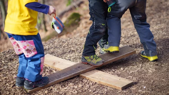 Im gemeinsamen Spiel mit anderen lernen Kinder, Regeln einzuhalten, Kompromisse auszuhandeln und Konflikte zu lösen. - © Frank Rumpenhorst/dpa