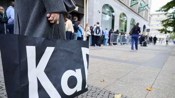 Im KaDeWe gibt es jetzt auch die Hype-Puppe Labubu zu kaufen. - &copy; Annette Riedl/dpa