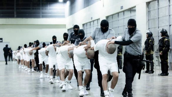 Bürgerrechtler bezweifeln, dass es sich bei allen Abgeschobenen wirklich um Bandenkriminelle handelt. - © Uncredited/El Salvador presidential press office via AP/dpa