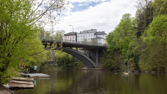 Der wochenlang vermisste Junge ist am Ostersonntag tot in der Lahn in Weilburg gefunden worden. Eine Obduktion hat nun ergeben, dass der Sechsjährige ertrunken ist. - © Helmut Fricke/dpa