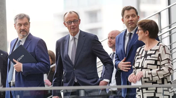 CDU-Chef Friedrich Merz (Mitte) hat in den Verhandlungen mit der SPD bei der Schuldenbremse eine Kehrtwende hingelegt. Mit Spannung wird erwartet, wie groß die Zustimmung der CDU zum Koalitionsvertrag sein wird. - © Michael Kappeler/dpa