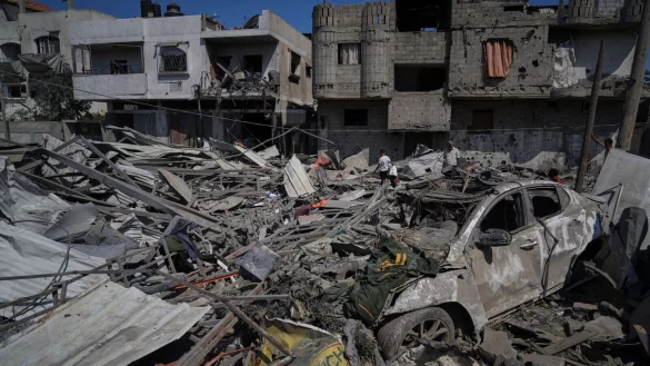 Immer wieder werden im Gazastreifen Menschen getötet, die sich mit Hilfsgütern versorgen wollen. - © Abdel Kareem Hana/AP/dpa