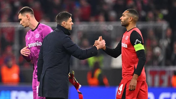 Xabi Alonso (M) ist zerknirscht nach der Pleite gegen den FC Bayern. - © Tom Weller/dpa