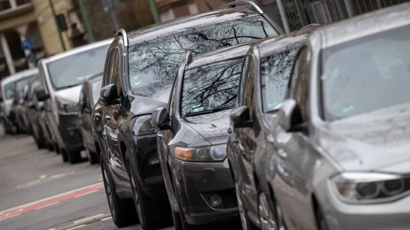 Die durchschnittliche Höhe der Motorhauben von Autos hat sich laut einer Studie seit 2010 jährlich um 0,5 Zentimeter erhöht. (Archivbild) - © Sebastian Gollnow/dpa
