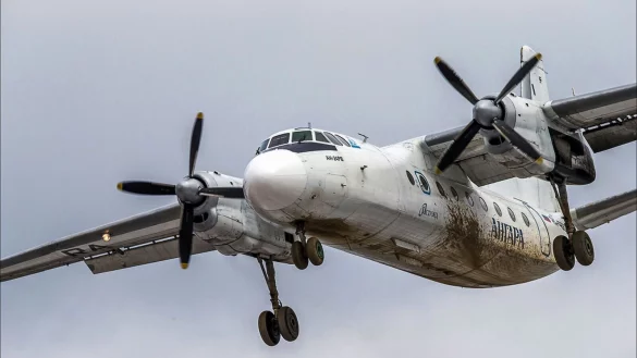 Eine An-24-Passagiermaschine ist abgestürzt. (Archivbild) - © Marina Lystseva/AP/dpa