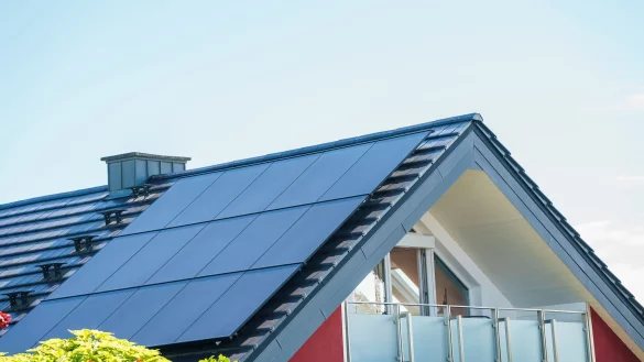 Immer mehr Haushalte in Deutschland setzen auf Sonnenenergie zur Stromerzeugung. - © Andreas Arnold/dpa