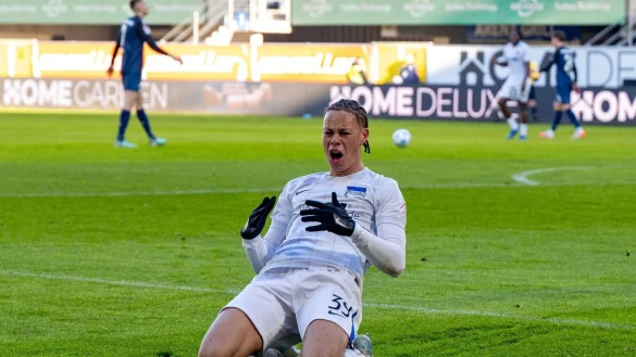 Traf sehr sehenswert zum 1:0: Herthas Derry Scherhant. - © David Inderlied/dpa