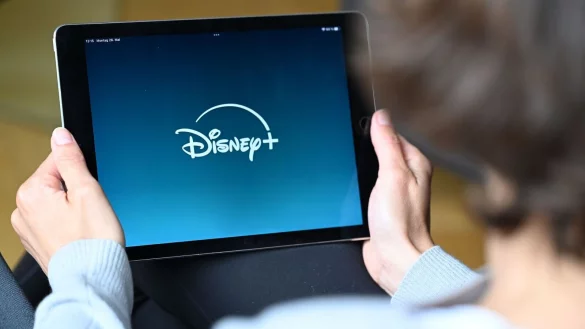 Das Logo von Disney+ beim Start der Anwendung. Das Unternehmen hat Abonnenten stärker zu Kasse gebeten - in einer Art und Weise, die wohl unrechtmäßig war. - © Wolf von Dewitz/dpa