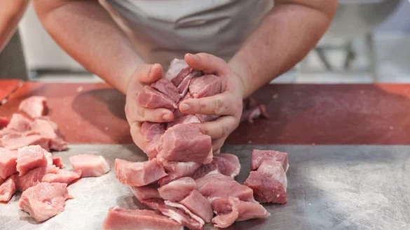 Das Fleischerhandwerk ist wieder attraktiver für junge Menschen. - © Jan Woitas/dpa