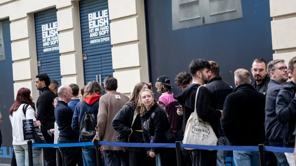 Fans von Billie Eilish kurz vor ihrem Treffen mit ihrem Idol. - &copy; Fabian Sommer/dpa