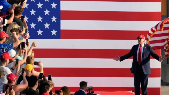 Trump hat innenpolitisch einen wichtigen Erfolg erzielt. - © Charlie Neibergall/AP/dpa