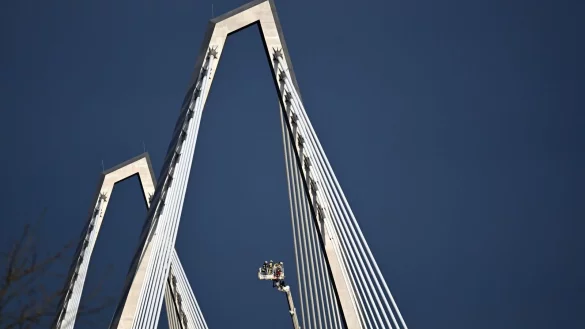 Von Hand wurden Eisbrocken von den Pylonen der Leverkusener Rheinbrücke entfernt. Herabfallende Brocken hatten zuvor Fahrzeuge beschädigt. Für die Aktion wurde die Brücke rund sechs Stunden lang gesperrt. - © Federico Gambarini/dpa