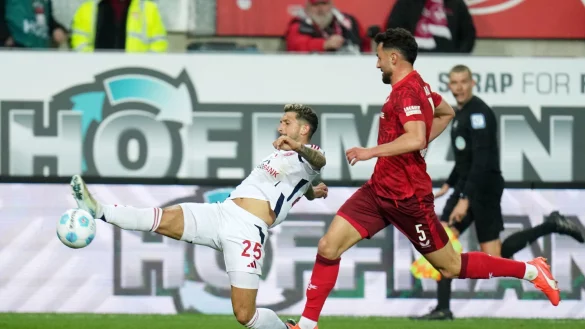 Kampf um jeden Ball im Spiel Kaiserslautern gegen D&uuml;sseldorf. - &copy; Thomas Frey/dpa