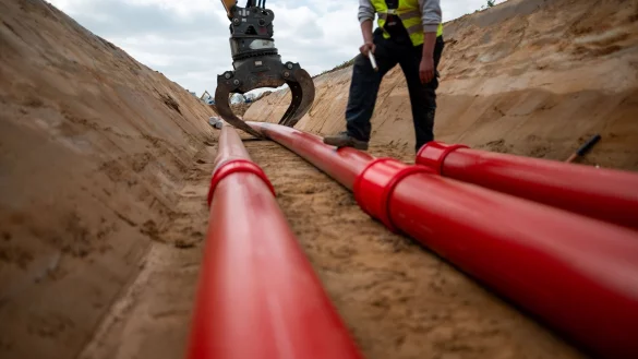 Auch in Nordrhein-Westfalen wird jetzt an der Gleichstromtrasse A-Nord gebaut, die Windstrom von der Nordsee transportieren soll. - © Fabian Strauch/dpa