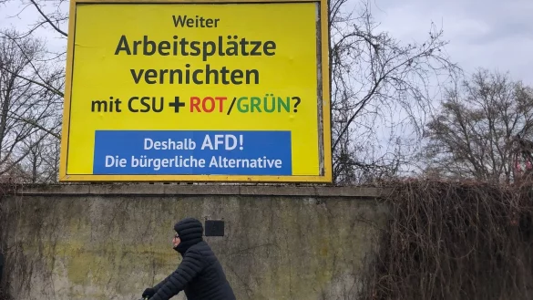 Auff&auml;lliges Gelb - mit einer mehr als zwei Millionen Euro teuren Plakatkampagne wirbt ein AfD-Anh&auml;nger aus &Ouml;sterreich in ganz Deutschland f&uuml;r die Wahl der Rechten. - &copy; David Hutzler/dpa