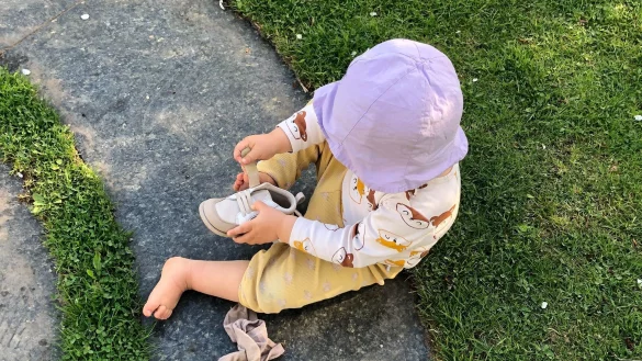 Mit dem Sticker-Trick gelingt es Kleinkindern, den rechten und den linken Schuh nicht zu vertauschen. - &copy; Amelie Breitenhuber/dpa-tmn