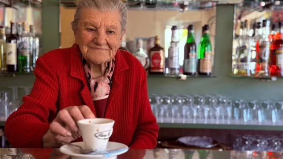 Italiens &auml;lteste Barista Anna Possi verkauft auch mit 100 noch Kaffee. - &copy; Christoph Sator/dpa