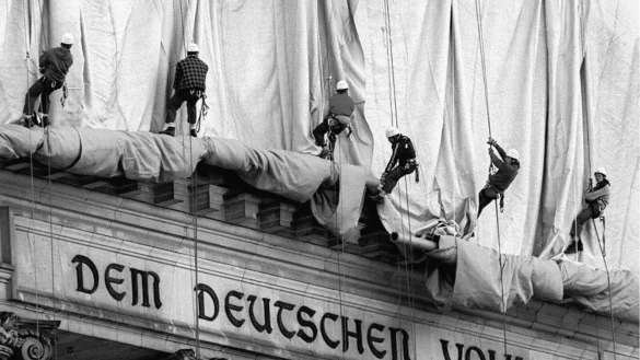 Vom 24. Juni bis zum 7. Juli 1995 verschwand das Gebäude unter 100.000 Quadratmetern silbrig schimmernden Stoffs. - © Wolfgang Kumm/dpa