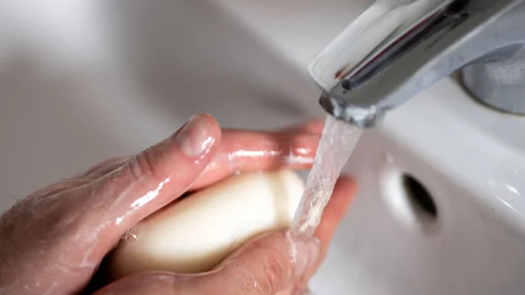 Man sollte so lange Hände waschen, wie es dauert, zweimal das Lied «Happy Birthday» zu singen. (Symbolbild) - © Monika Skolimowska/dpa