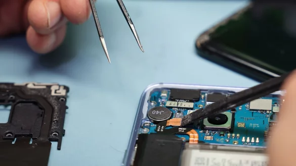 Ab dem 20. Juni sollen Kundinnen und Kunden mit dem Energielabel wissen, wie leicht ein Handy zu reparieren ist. (Symbolbild) - © Christian Charisius/dpa