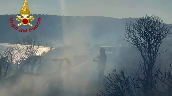 Seit fr&uuml;hen Nachmittag ist die Feuerwehr im Einsatz. - &copy; -/Vigili del Fuoco/dpa