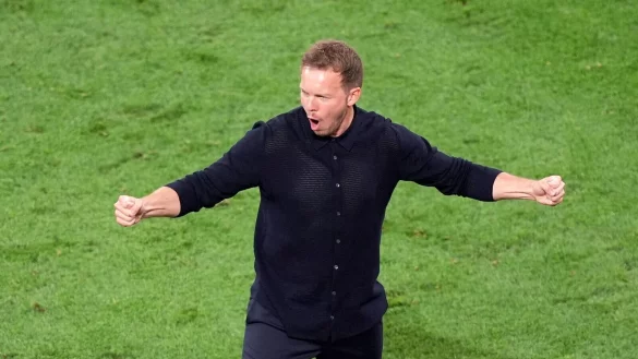 Julian Nagelsmann bejubelt bei der Heim-EM den Achtelfinalsieg gegen Dänemark in Dortmund. - © Marcus Brandt/dpa