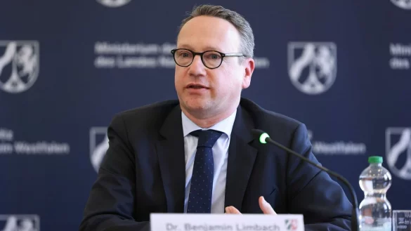 «Es muss unser Ziel als Staat sein, alles ergaunerte Geld wiederzuholen», sagte Minister Benjamin Limbach. - © David Young/dpa