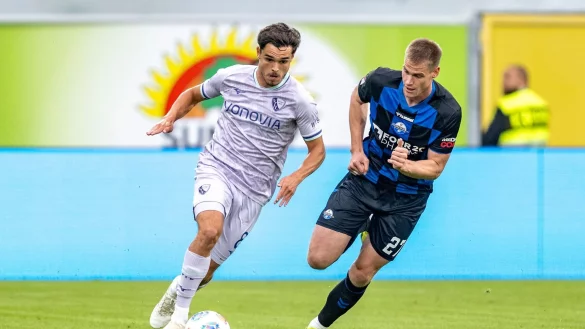 Der junge Kjell W&auml;tjen (li) im Duell mit Routinier Steffen TIgges. - &copy; David Inderlied/dpa