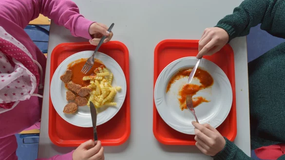 Ein gemeinsames Mittagessen hat einen verbindenden Charakter. (Symbolbild) - © Ralf Hirschberger/dpa-Zentralbild/dpa
