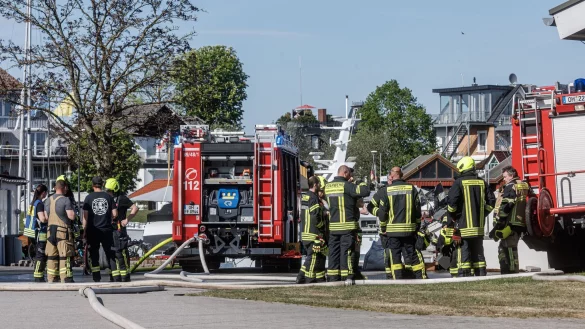 Nach der Explosion der Gasflasche wurde der Bereich weiträumig abgesperrt. - © Markus Scholz/dpa