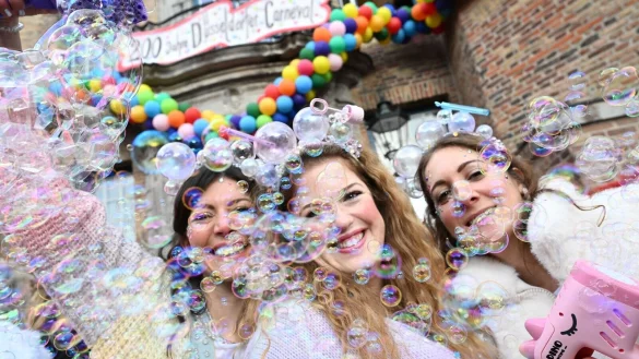 Auch am Wochenende dürfte es viele Menschen auf die Straßen der Karnevalshochburgen ziehen. Das Wetter macht ihnen laut Wetterdienst keinen Strich durch die Rechnung. - © Rolf Vennenbernd/dpa