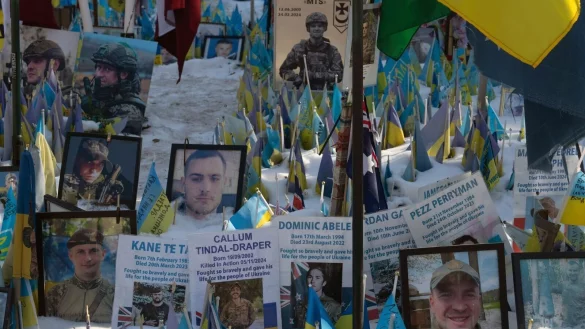 Zehntausende ukrainische Verteidiger sind im Kampf gegen den russischen Angriffskrieg bisher gefallen. - © Efrem Lukatsky/AP/dpa