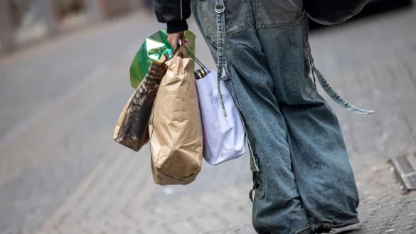 Die Menschen in Deutschland scheuen zurzeit eher größere Anschaffungen, weil sie sich Sorgen um ihren Job machen. (Symbolbild) - © Thomas Banneyer/dpa