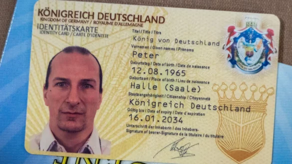 Die Vereinigung stellte auch eigene Fantasiedokumente aus. (Archivfoto) - © Hendrik Schmidt/dpa