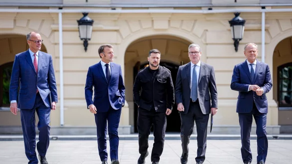 Die Ukraine und ihre wichtigsten europäischen Verbündeten machten bei ihrem groß inszenierten Treffen in Kiew eine klare Ansage an Moskau. - © Kay Nietfeld/dpa