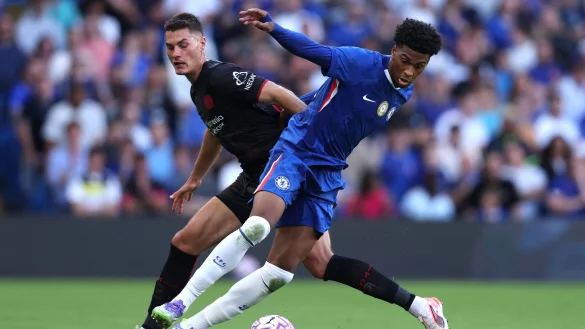 Auch Leverkusens St&uuml;rmer Patrik Schick (l) konnte die Testspiel-Niederlage gegen den FC Chelsea nicht abwenden. - &copy; Paul Terry/CSM via ZUMA Press Wire/dpa