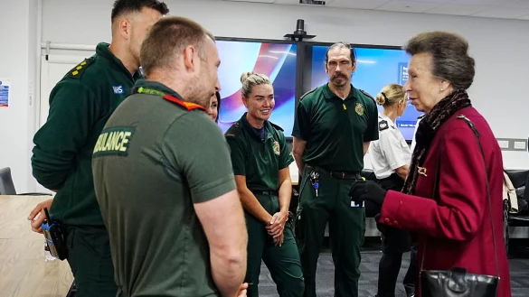 Charles\\\' Schwester, Prinzessin Anne, besuchte Rettungskr&auml;fte. - &copy; Peter Byrne/PA/AP/dpa